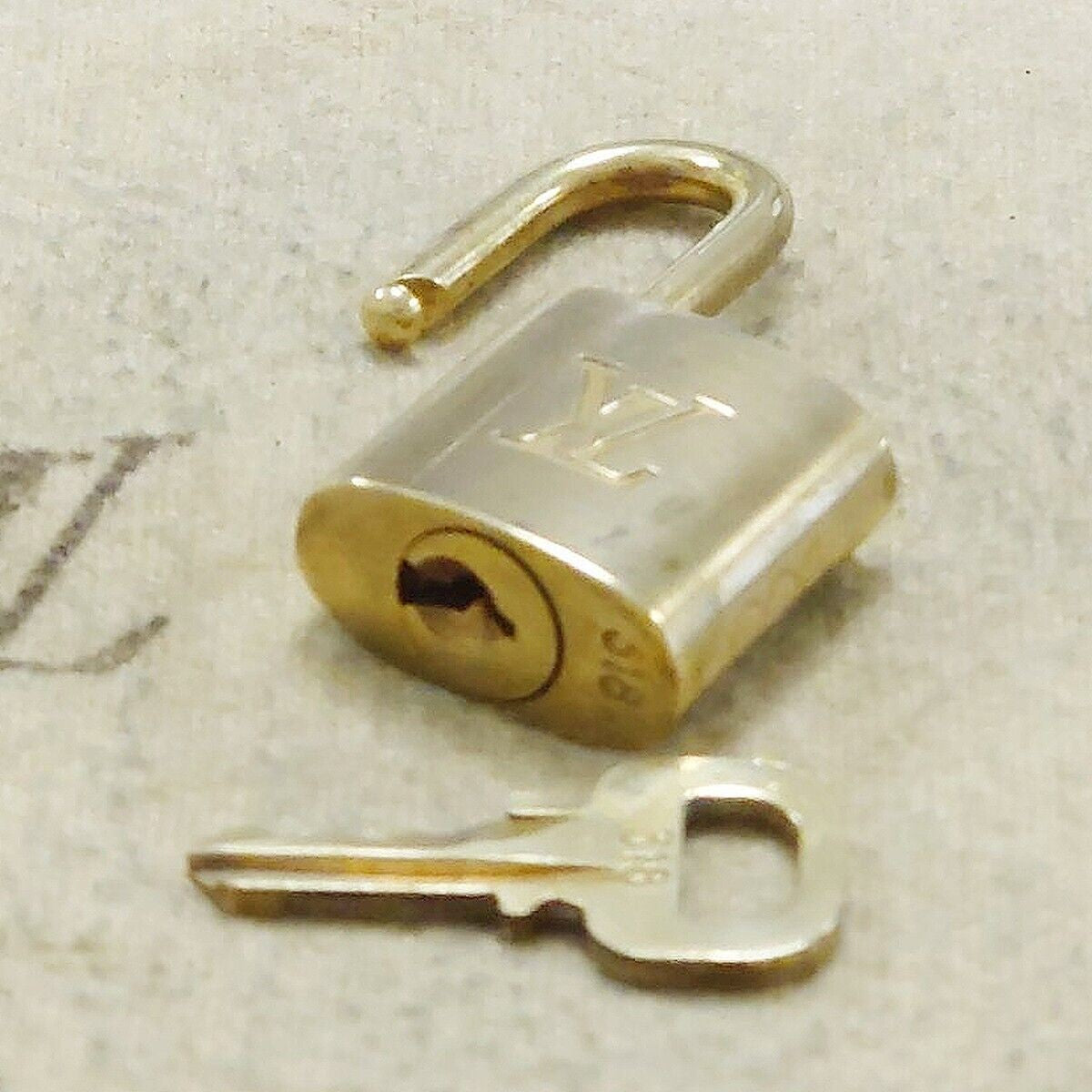 LOUIS VUITTON LV 10 SET PADLOCK KEY BAG CHARM CADENA GOLD PLATED FRANCE 65HA167