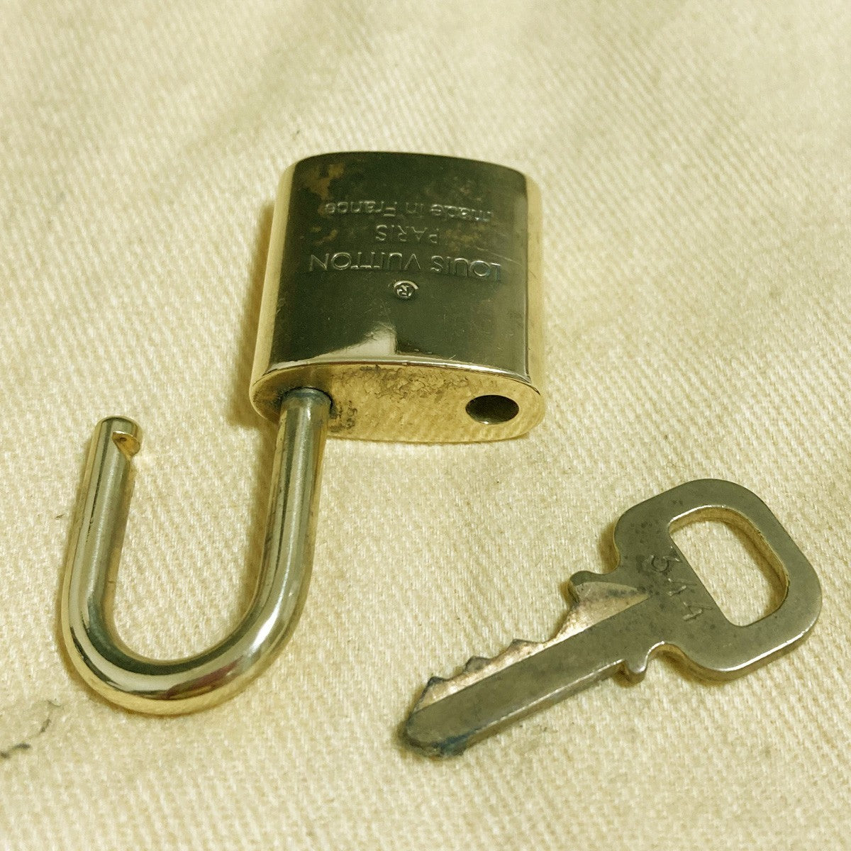 LOUIS VUITTON LV 10 SET PADLOCK KEY CHARM CADENA GOLD-PLATED FRANCE 37PDA281