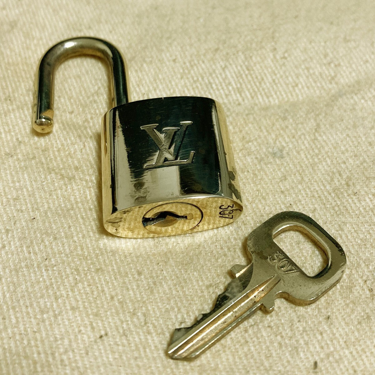 LOUIS VUITTON LV 10 SET PADLOCK KEY CHARM CADENA GOLD-PLATED FRANCE 33PDA201