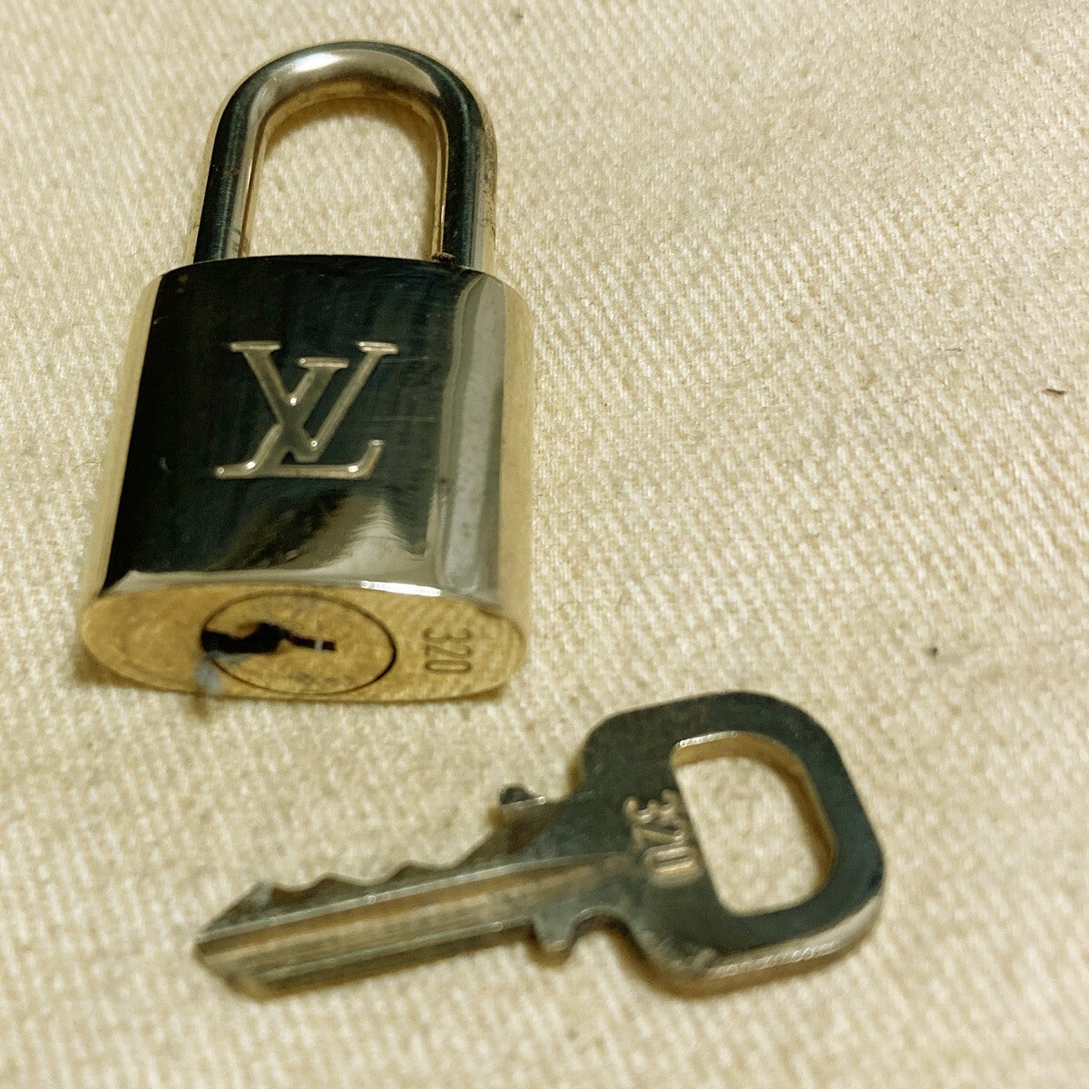 LOUIS VUITTON LV 10 SET PADLOCK KEY CHARM CADENA GOLD-PLATED FRANCE 65PDA177