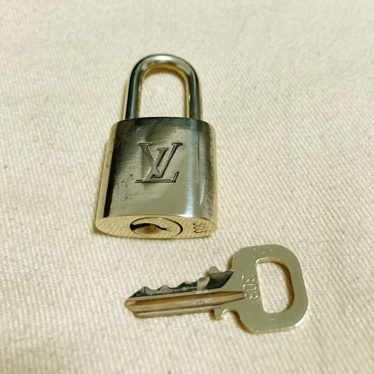 LOUIS VUITTON LV 10 SET PADLOCK KEY BAG CHARM CADENA GOLD PLATED FRANCE 37PDA092