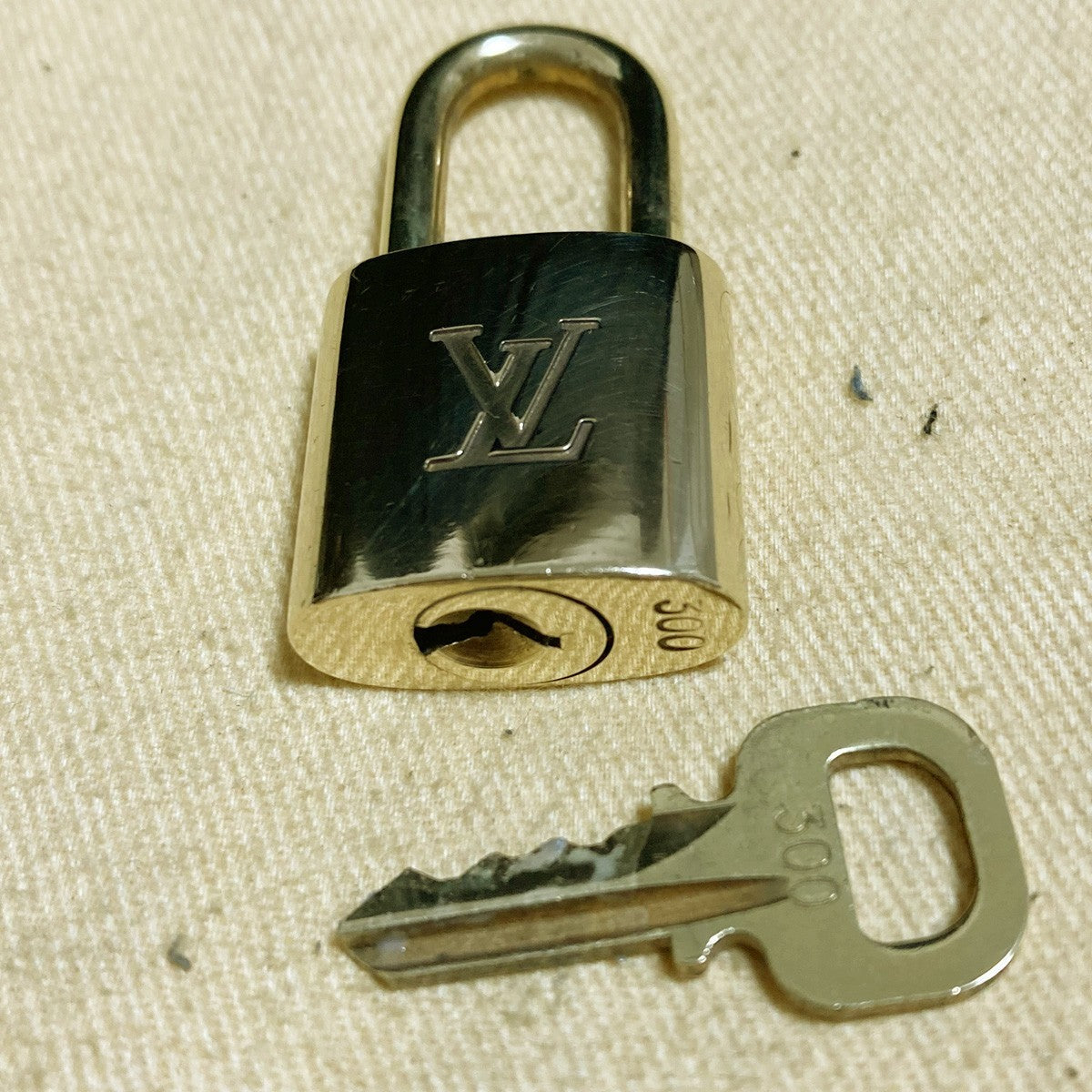LOUIS VUITTON LV 10 SET PADLOCK KEY CHARM CADENA GOLD-PLATED FRANCE 65PDA244