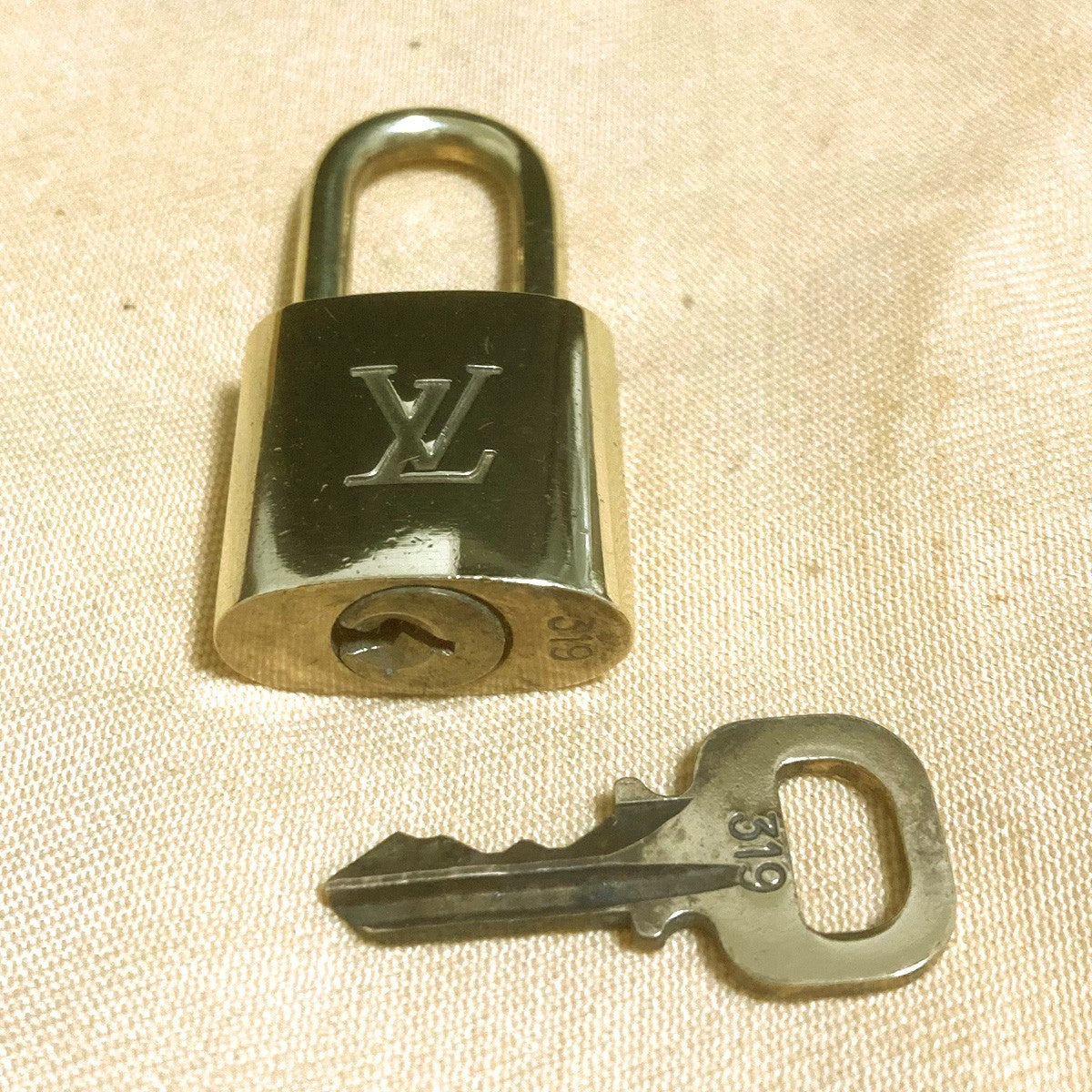 LOUIS VUITTON LV 10 SET PADLOCK KEY CHARM CADENA GOLD-PLATED FRANCE 31PDA315