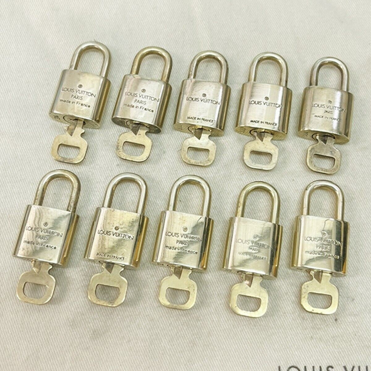 LOUIS VUITTON LV 10 SET PADLOCK KEY BAG CHARM CADENA GOLD PLATED FRANCE 33JF559