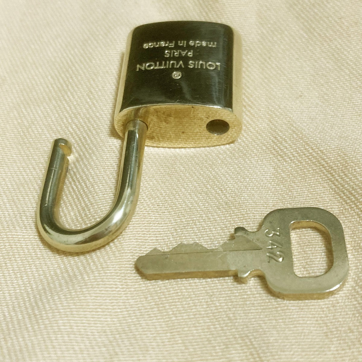 LOUIS VUITTON LV 10 SET PADLOCK KEY CHARM CADENA GOLD-PLATED FRANCE 65PDA314