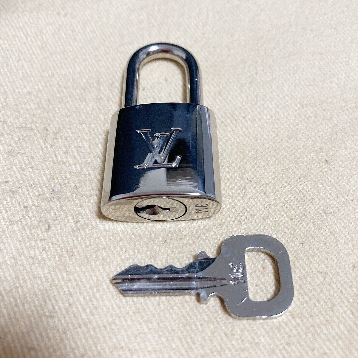 LOUIS VUITTON LV 10 SET PADLOCK KEY BAG CHARM CADENA GOLD PLATED FRANCE 62PDA086
