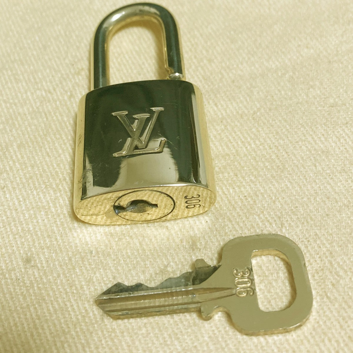 LOUIS VUITTON LV 10 SET PADLOCK KEY CHARM CADENA GOLD-PLATED FRANCE 37PDA295