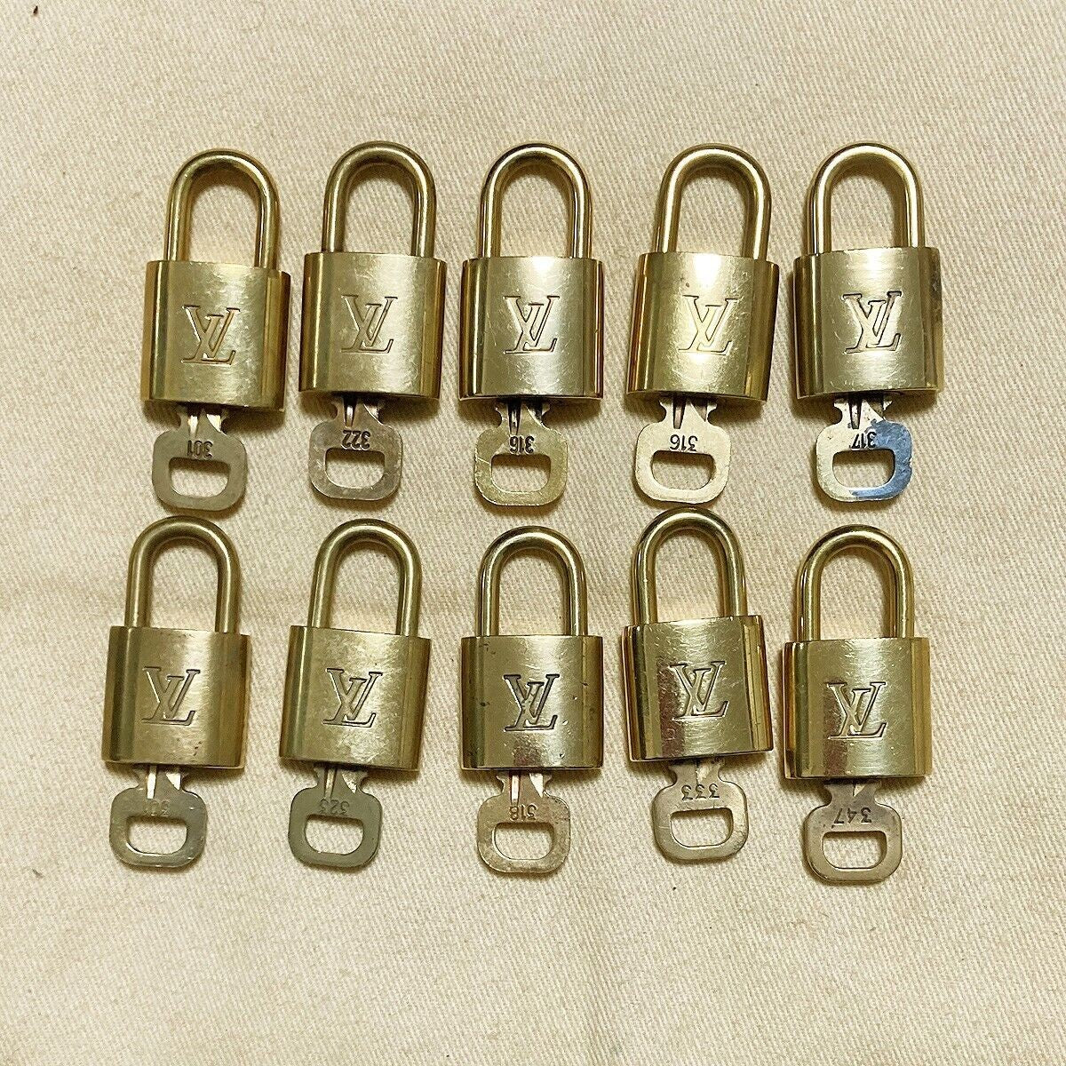 LOUIS VUITTON LV 10 SET PADLOCK KEY BAG CHARM CADENA GOLD PLATED FRANCE 35PDA065