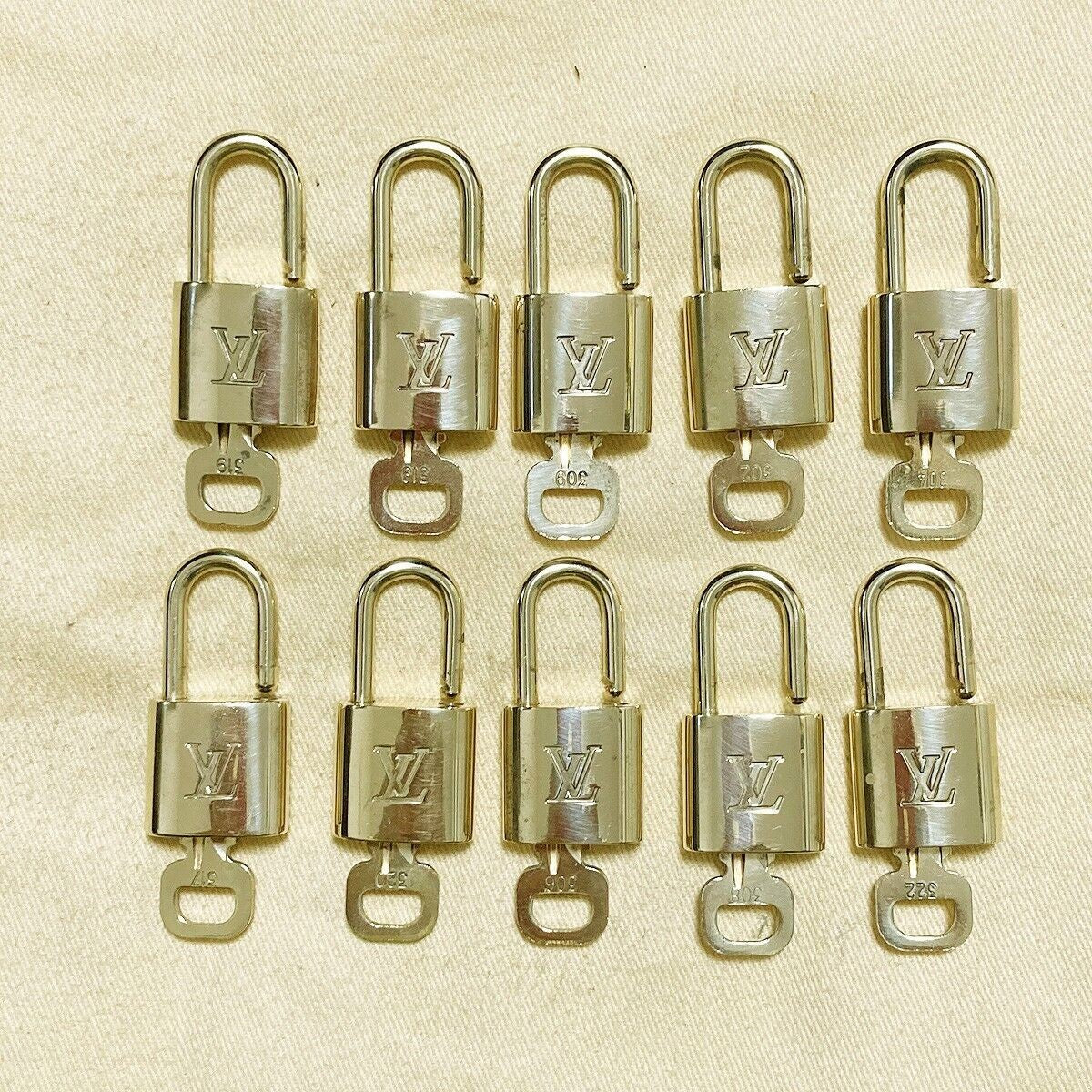 LOUIS VUITTON LV 10 SET PADLOCK KEY BAG CHARM CADENA GOLD PLATED FRANCE 37PDA091