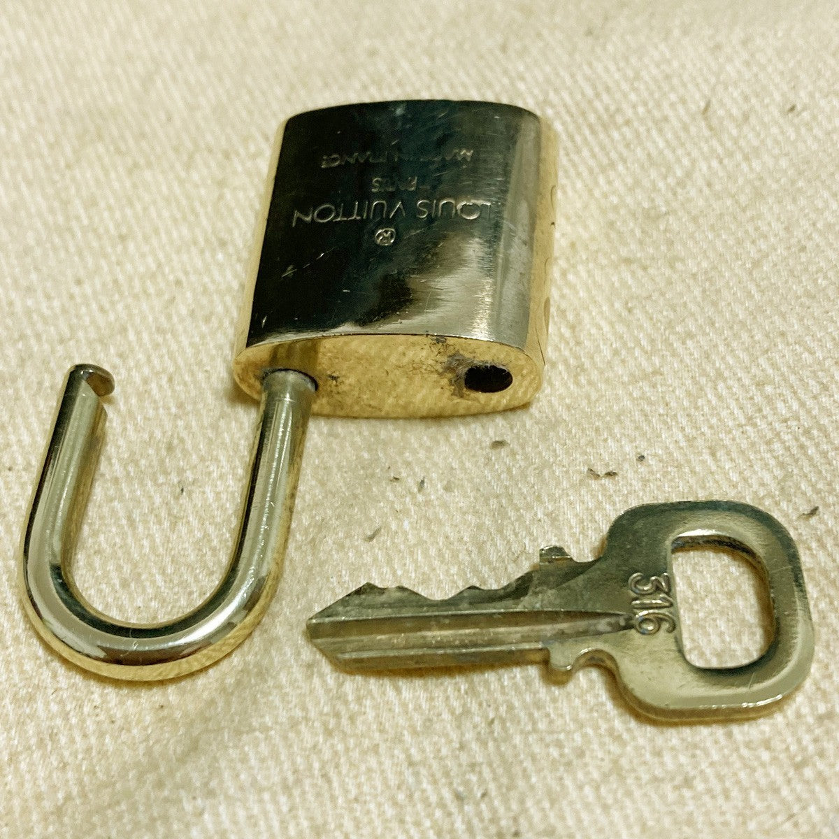 LOUIS VUITTON LV 10 SET PADLOCK KEY CHARM CADENA GOLD-PLATED FRANCE 37PDA246