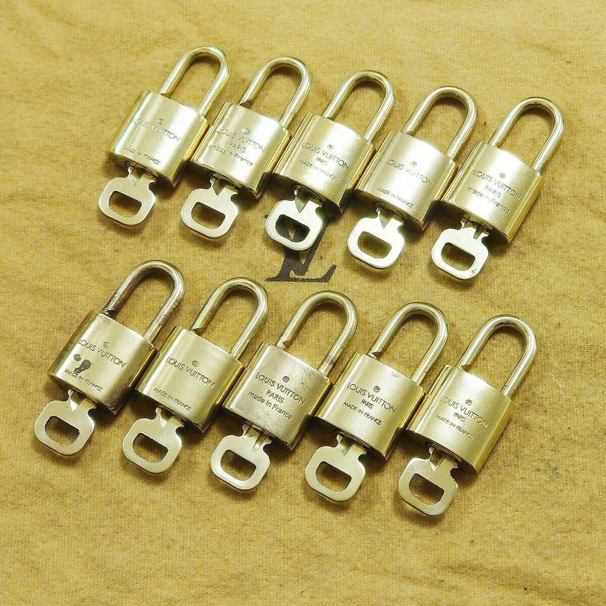 LOUIS VUITTON LV 10 SET PADLOCK KEY BAG CHARM CADENA GOLD PLATED FRANCE 33HA074