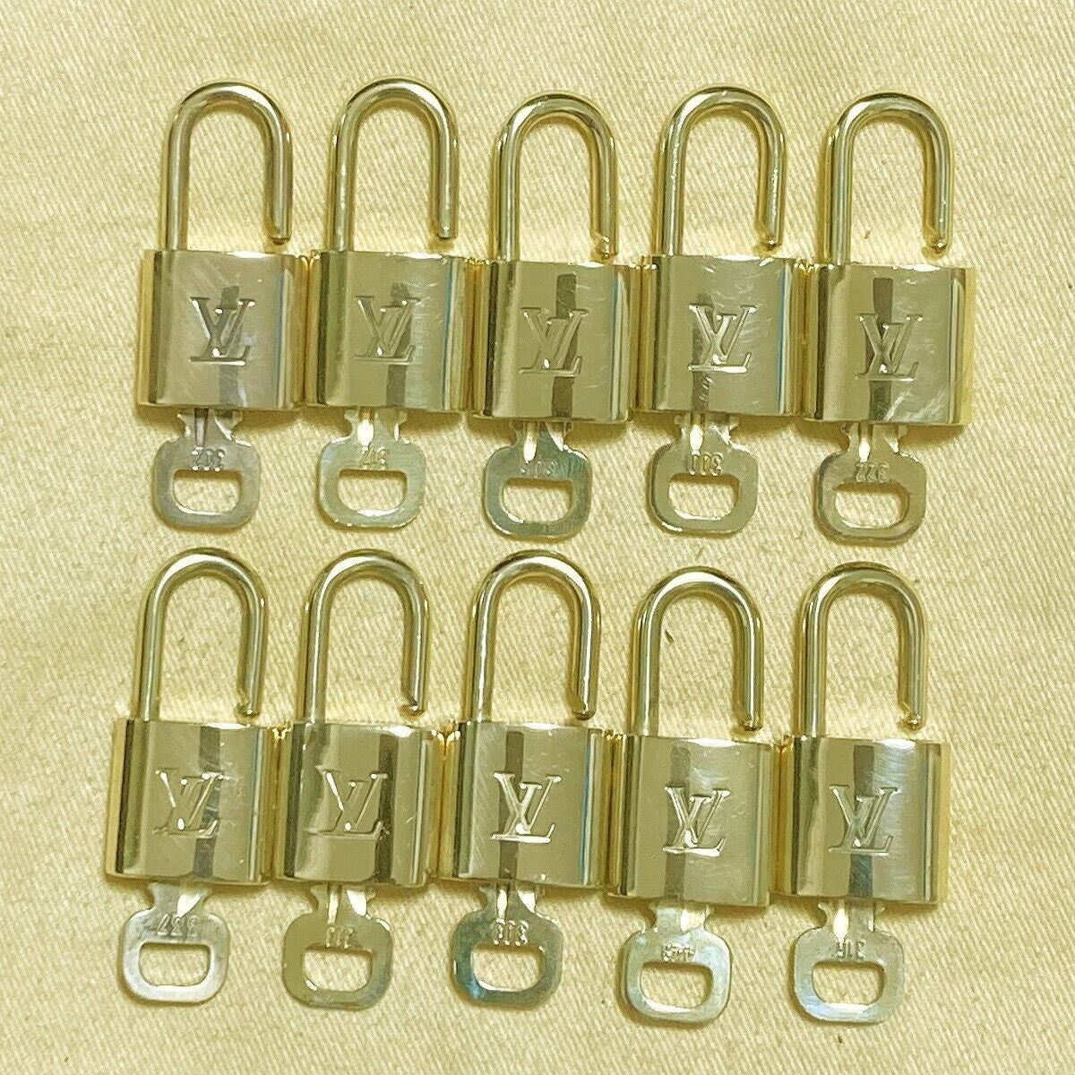 LOUIS VUITTON LV 10 SET PADLOCK KEY CHARM CADENA GOLD-PLATED FRANCE 39PDA199