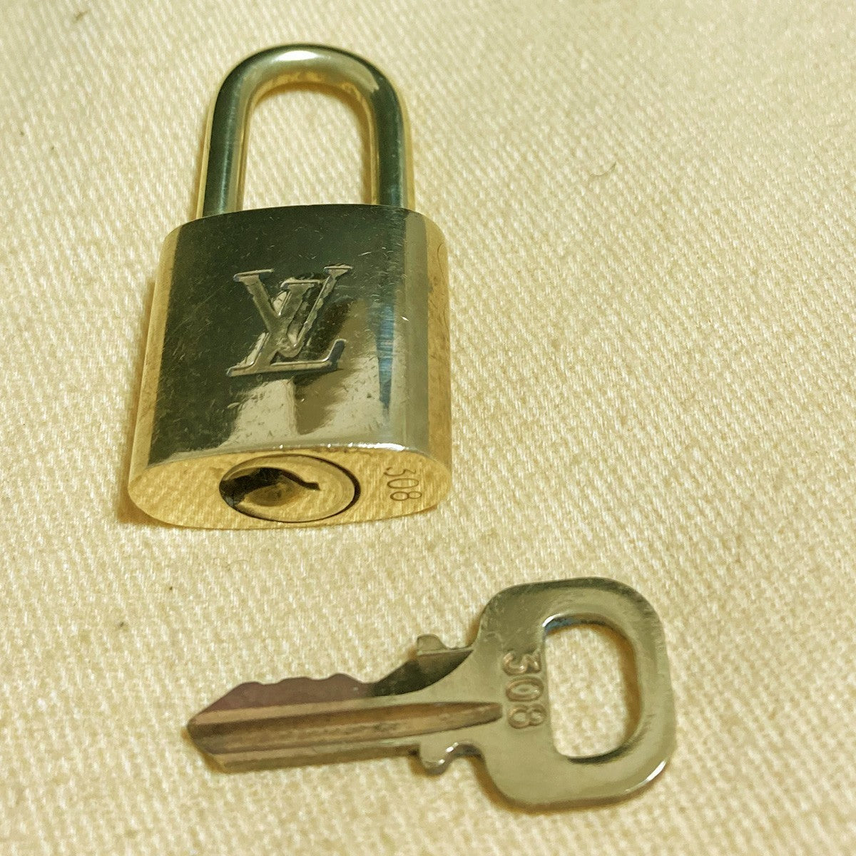 LOUIS VUITTON LV 10 SET PADLOCK KEY CHARM CADENA GOLD-PLATED FRANCE 31PDA266