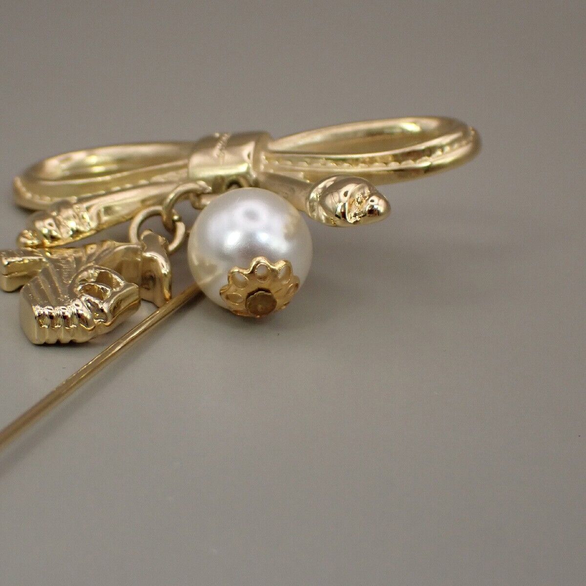 SALVATORE FERRAGAMO Logo Imitation Pearl Ribbon Pin Brooch Gold 03YG040