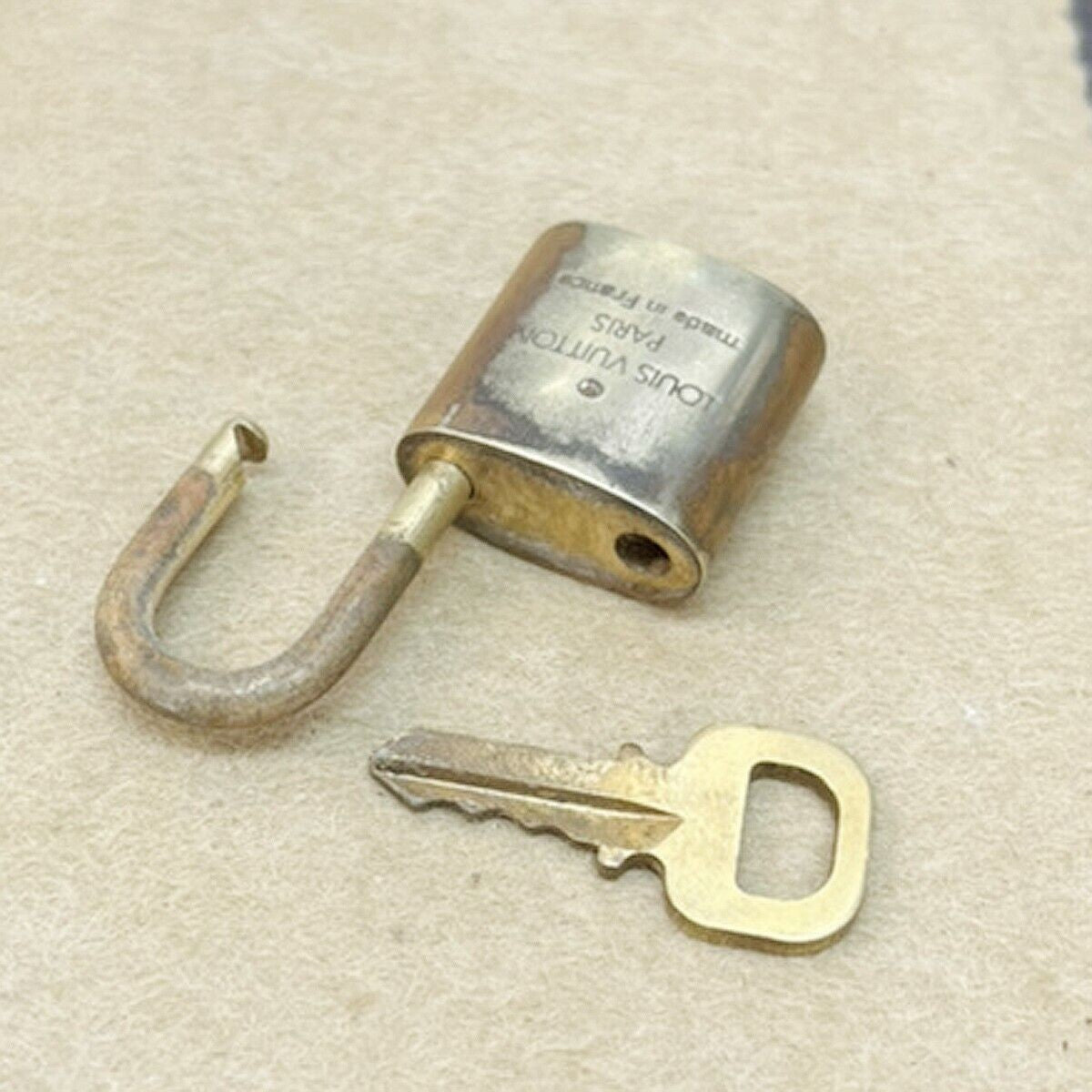 LOUIS VUITTON LV 10 SET PADLOCK KEY BAG CHARM CADENA GOLD PLATED FRANCE 33JF634