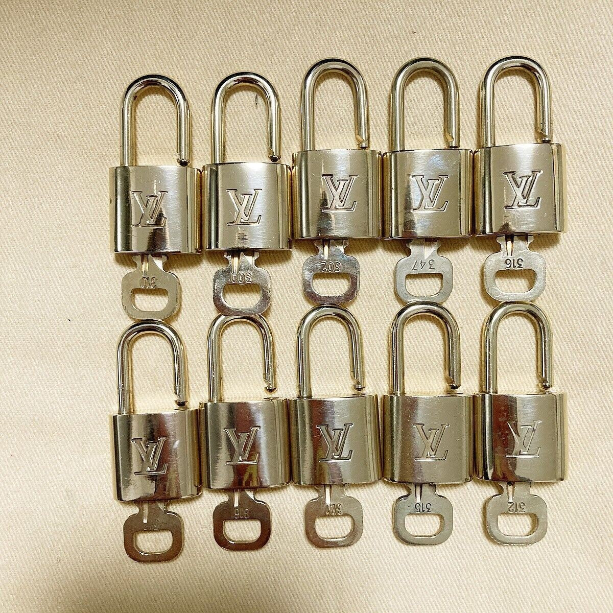 LOUIS VUITTON LV 10 SET PADLOCK KEY BAG CHARM CADENA GOLD PLATED FRANCE 34PDA018