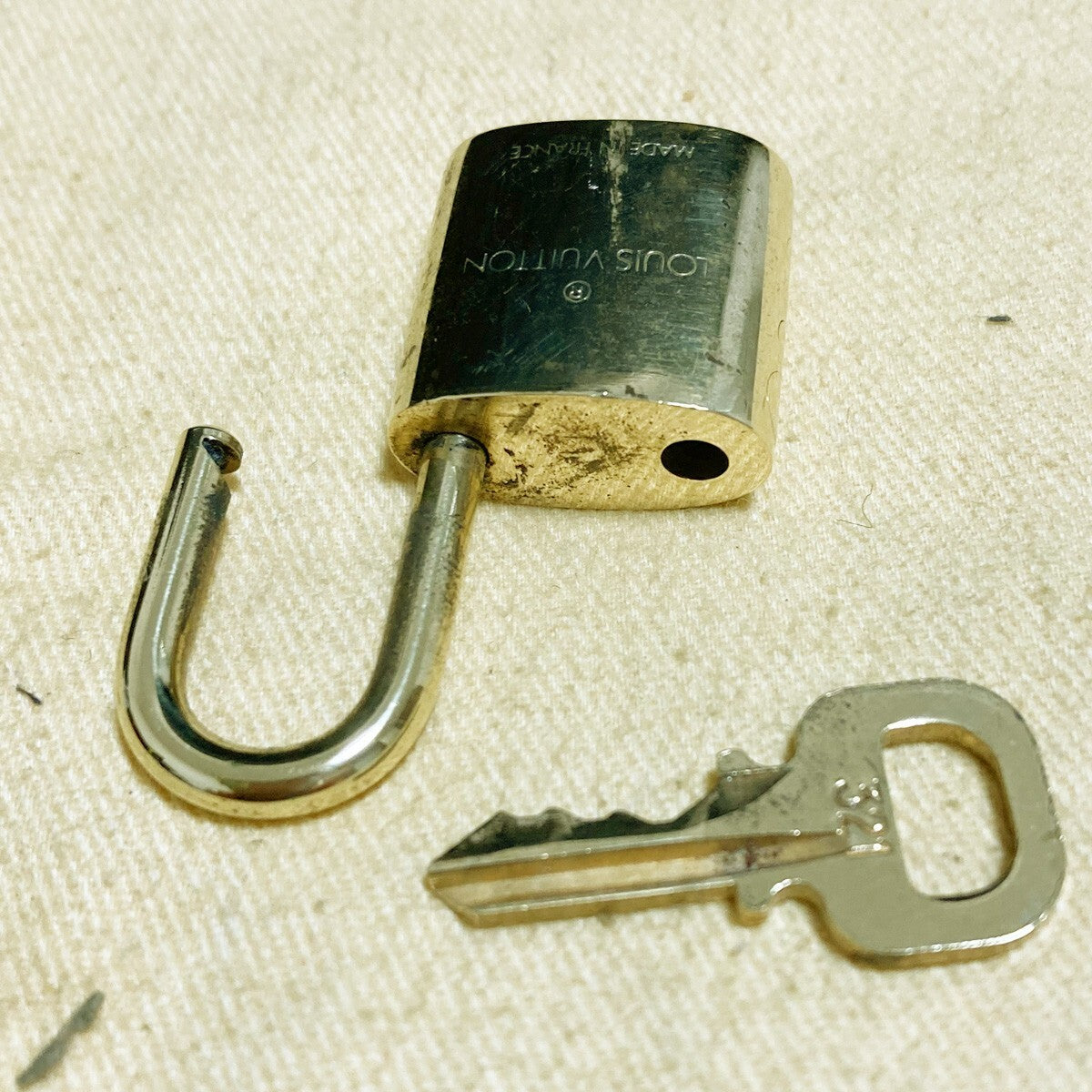 LOUIS VUITTON LV 10 SET PADLOCK KEY CHARM CADENA GOLD-PLATED FRANCE 38PDA241
