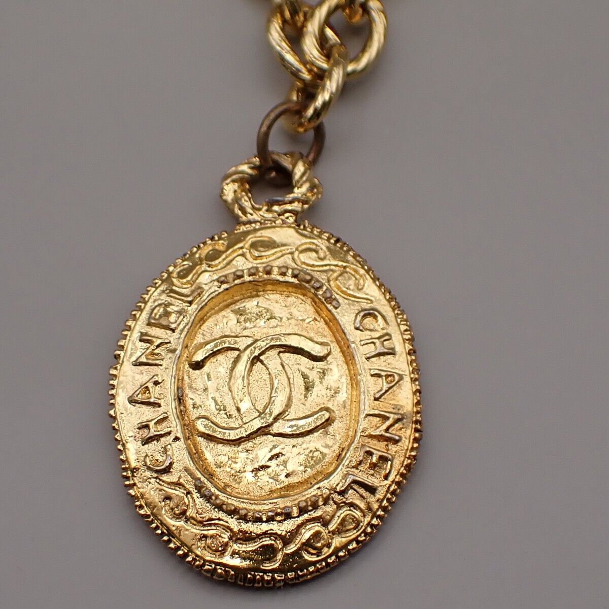 CHANEL CC Logo Medallion Round Pendant Chain Necklace Gold Accessory 12RK784
