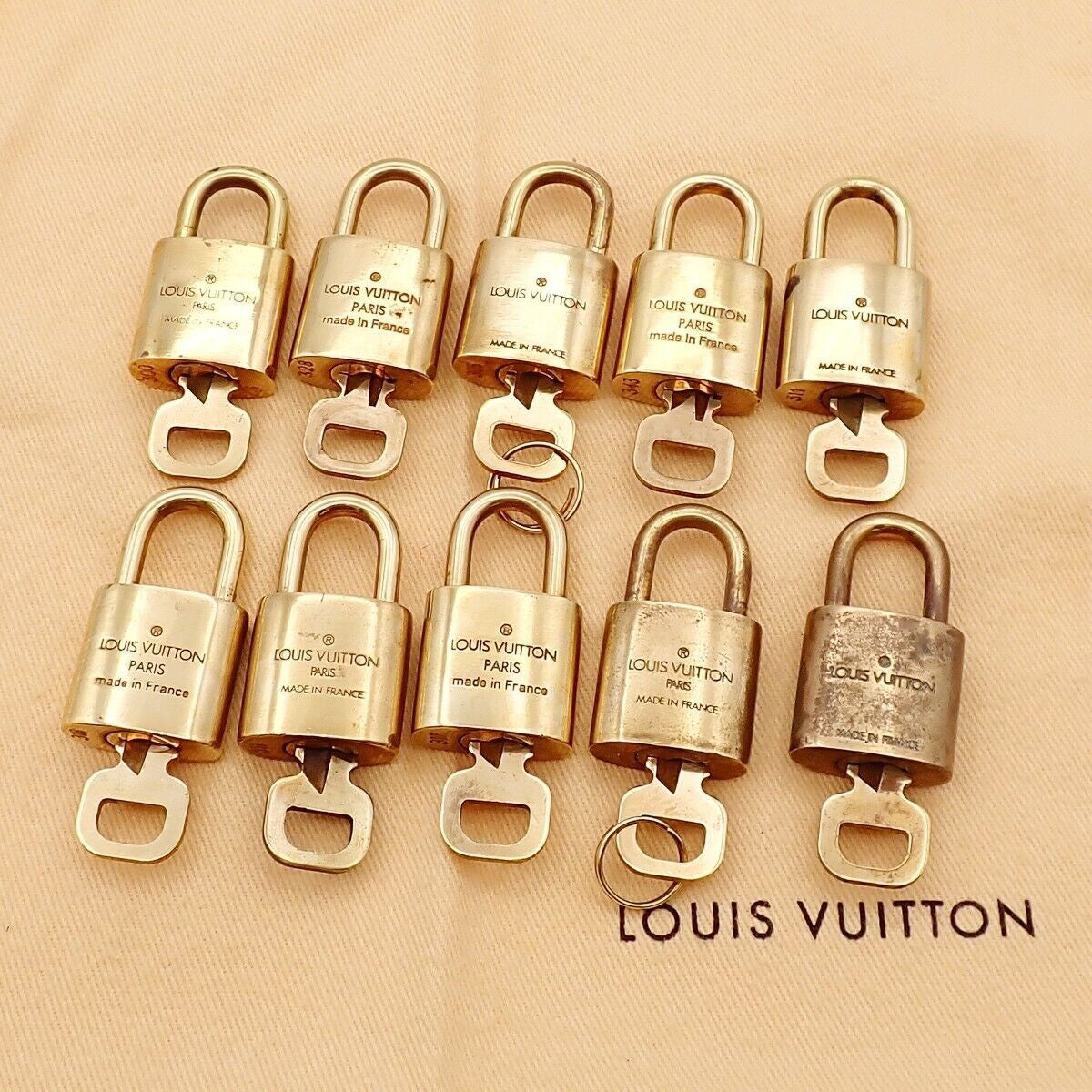 LOUIS VUITTON LV 10 Set Padlock cadena Key Bag Charm Gold Plated France 37YE758