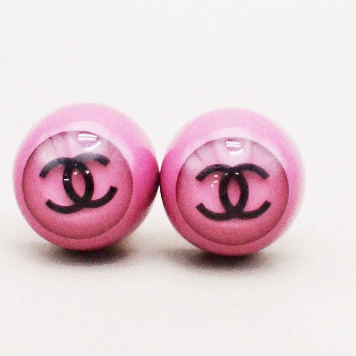 CHANEL CC Logo Button Earrings 01P Clip-On Plastic Pink GHW Vintage 33RK796