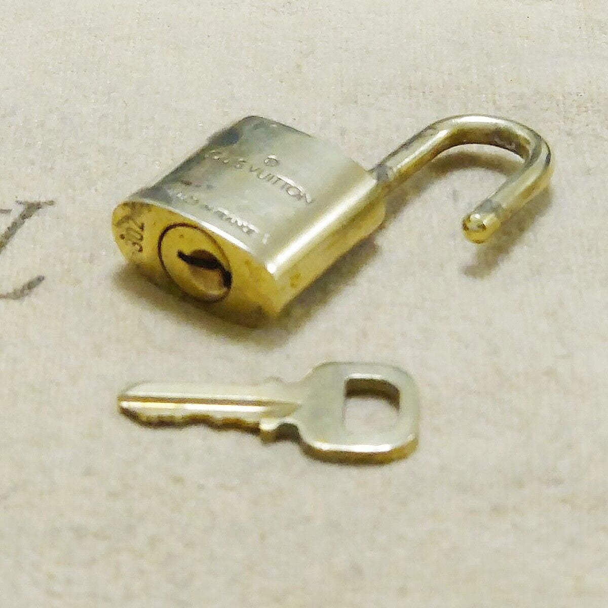 LOUIS VUITTON LV 10 SET PADLOCK KEY BAG CHARM CADENA GOLD PLATED FRANCE 37HA135