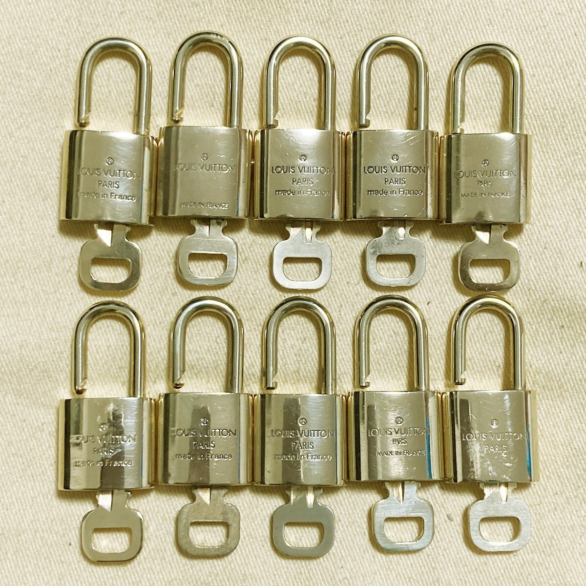 LOUIS VUITTON LV 10 SET PADLOCK KEY CHARM CADENA GOLD-PLATED FRANCE 39PDA187