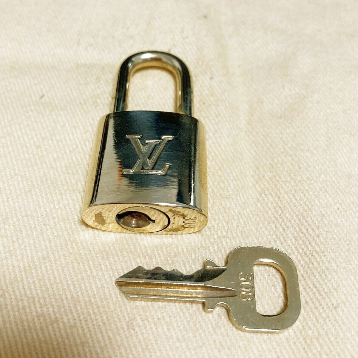 LOUIS VUITTON LV 10 SET PADLOCK KEY BAG CHARM CADENA GOLD PLATED FRANCE 65PDA043