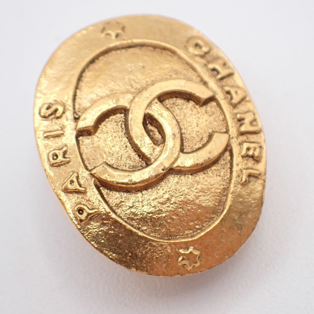 CHANEL CC Logo Oval Button Earrings Clip-On 28 Gold-Plated Vintage 83RF751