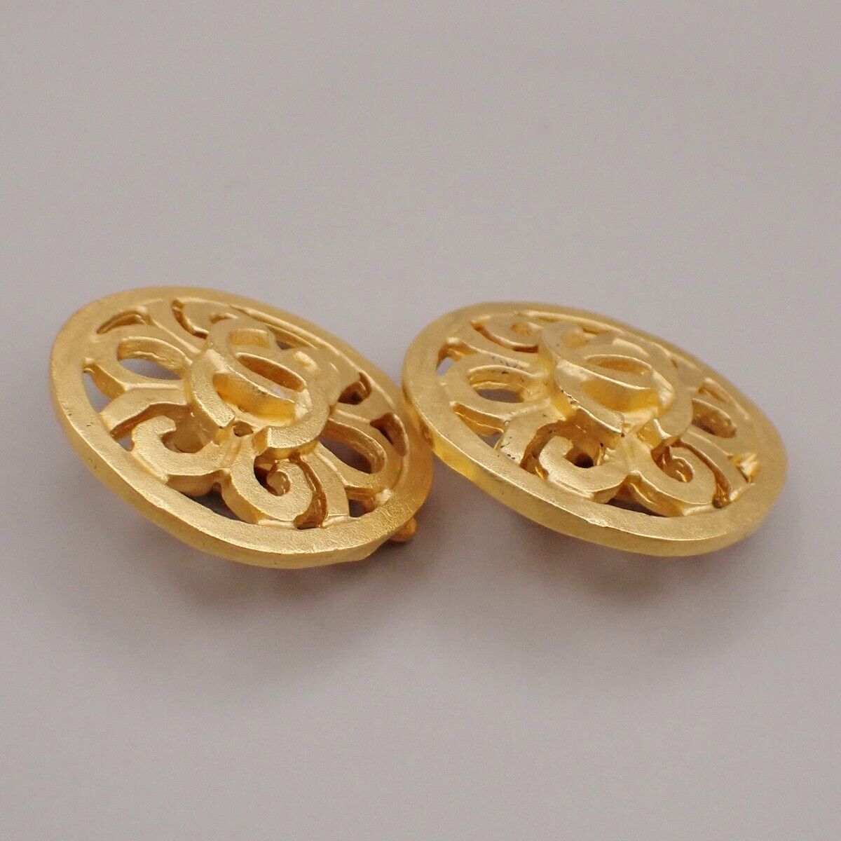 CHANEL CC Logo Round Earrings 95P Clip-On Gold GHW France Vintage 83RK700