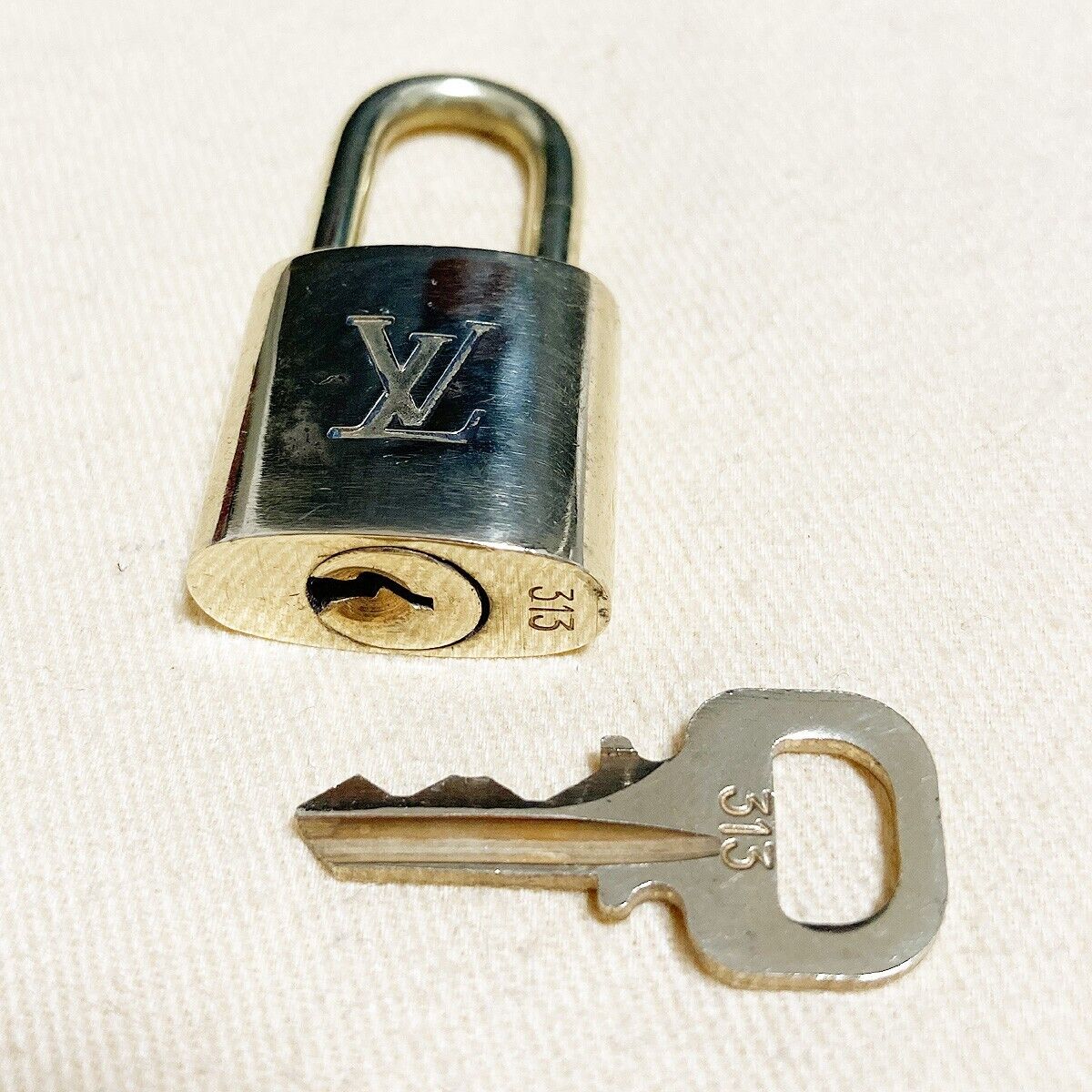 LOUIS VUITTON LV 10 SET PADLOCK KEY BAG CHARM CADENA GOLD PLATED FRANCE 06PDA033