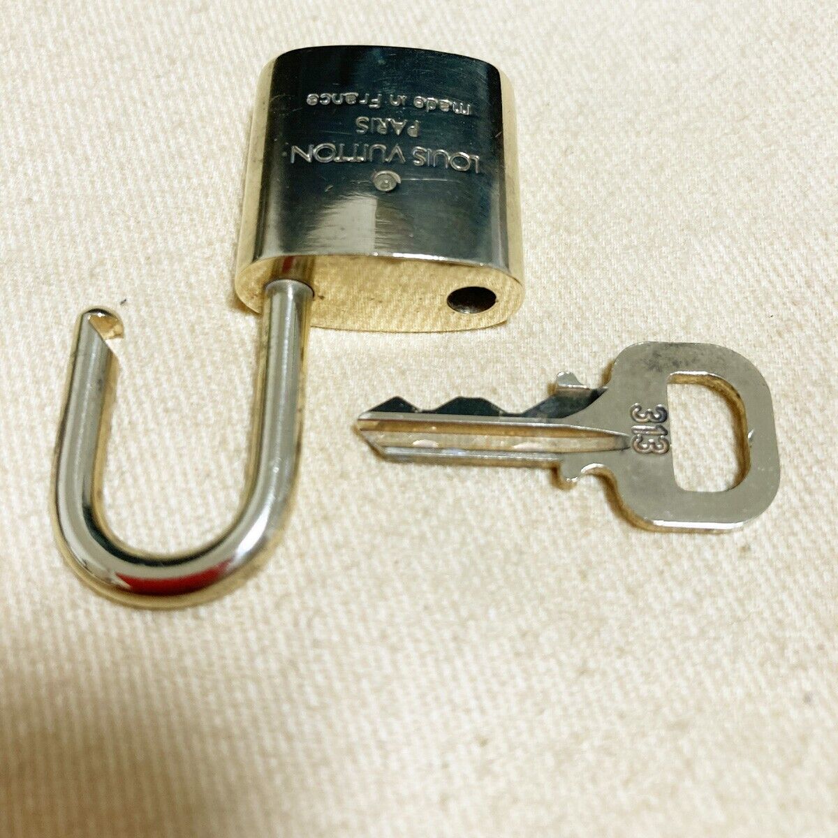 AUTHENTIC LOUIS VUITTON LV 10 SET PADLOCK KEY CHARM CADENA GOLD FRANCE 31PDA118