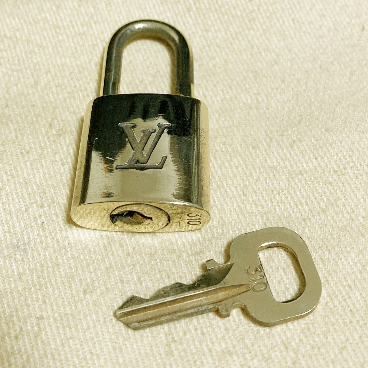 LOUIS VUITTON LV 10 SET PADLOCK KEY CHARM CADENA GOLD-PLATED FRANCE 33PDA237