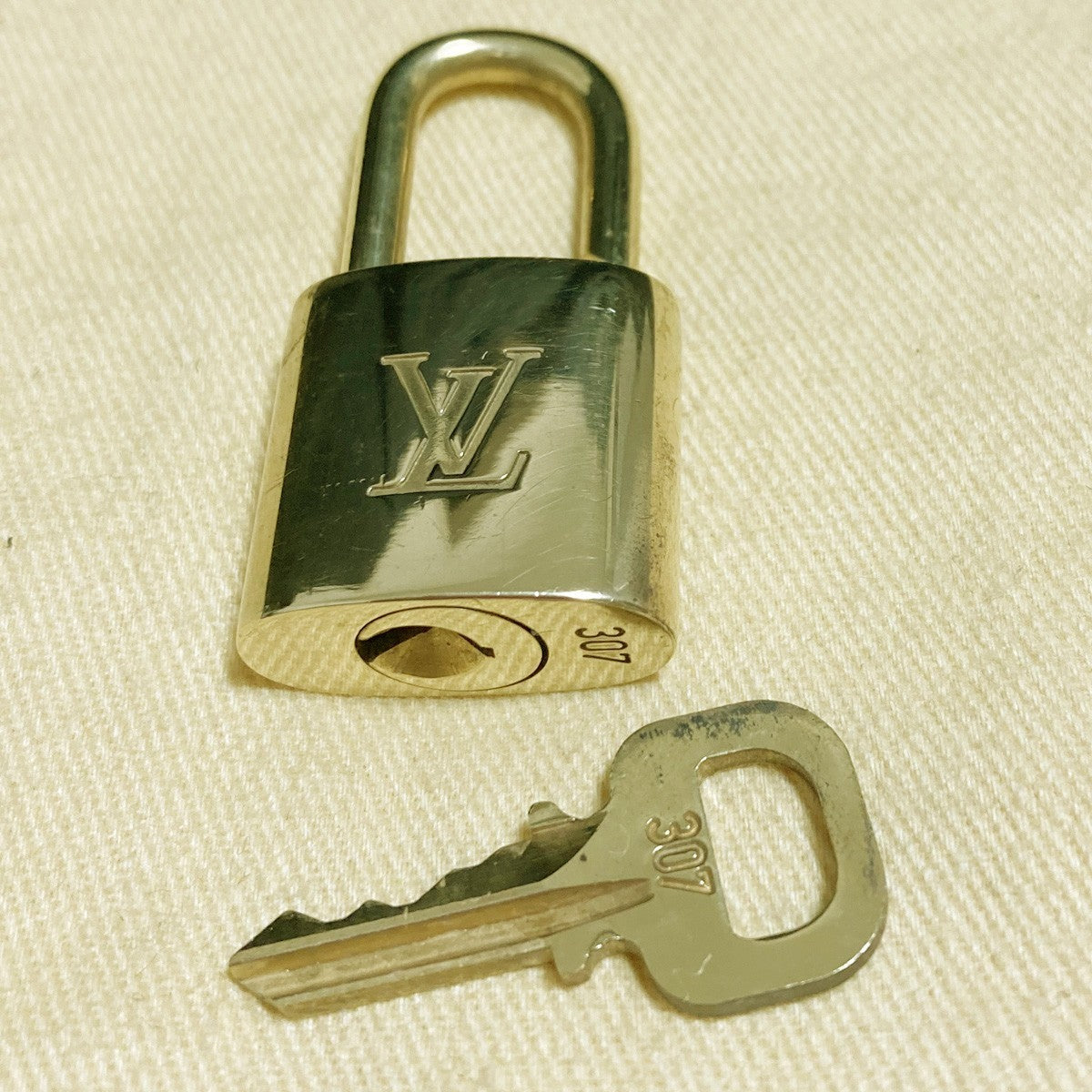 LOUIS VUITTON LV 10 SET PADLOCK KEY CHARM CADENA GOLD-PLATED FRANCE 37PDA264