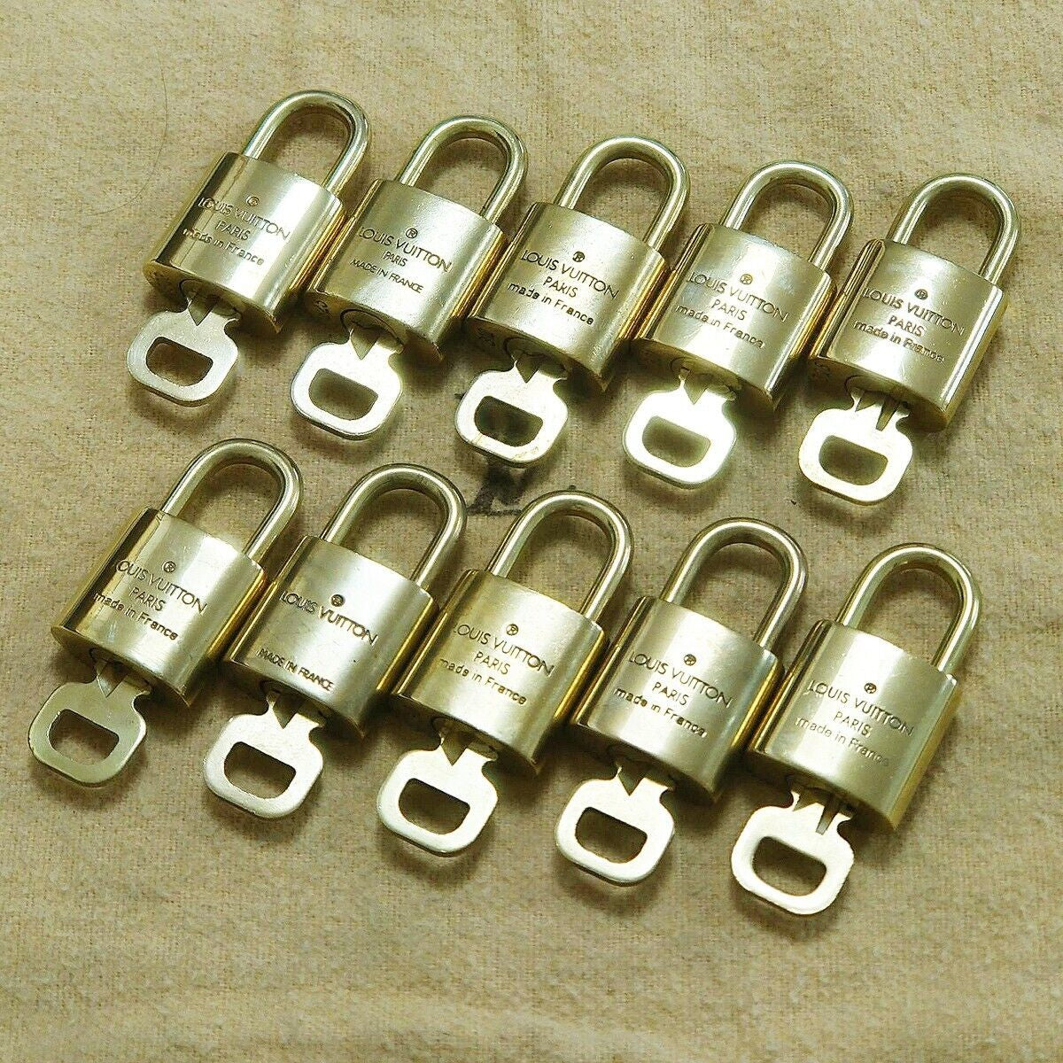 LOUIS VUITTON LV 10 SET PADLOCK KEY BAG CHARM CADENA GOLD PLATED FRANCE 65HA160