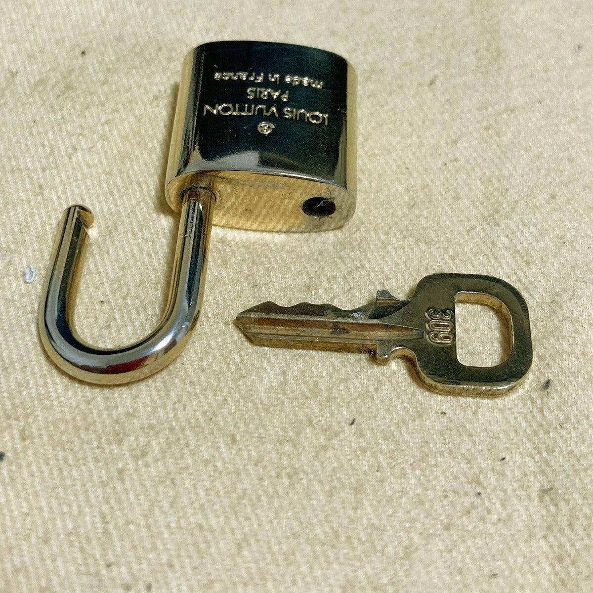 LOUIS VUITTON LV 10 SET PADLOCK KEY CHARM CADENA GOLD-PLATED FRANCE 37PDA155