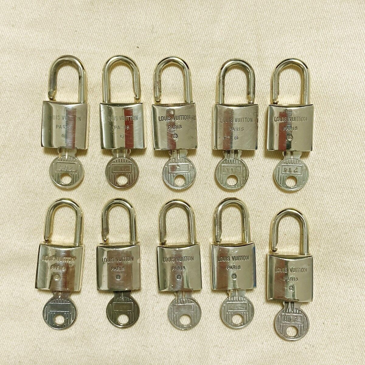 LOUIS VUITTON LV 10 SET PADLOCK KEY BAG CHARM CADENA GOLD PLATED FRANCE 37PDA096