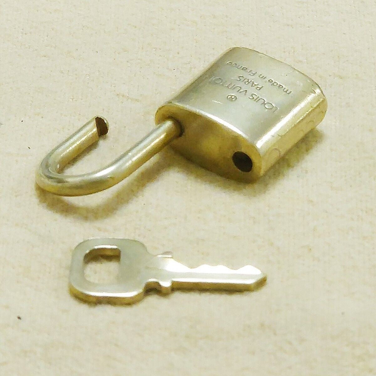 LOUIS VUITTON LV 10 SET PADLOCK KEY BAG CHARM CADENA GOLD PLATED FRANCE 38HA149