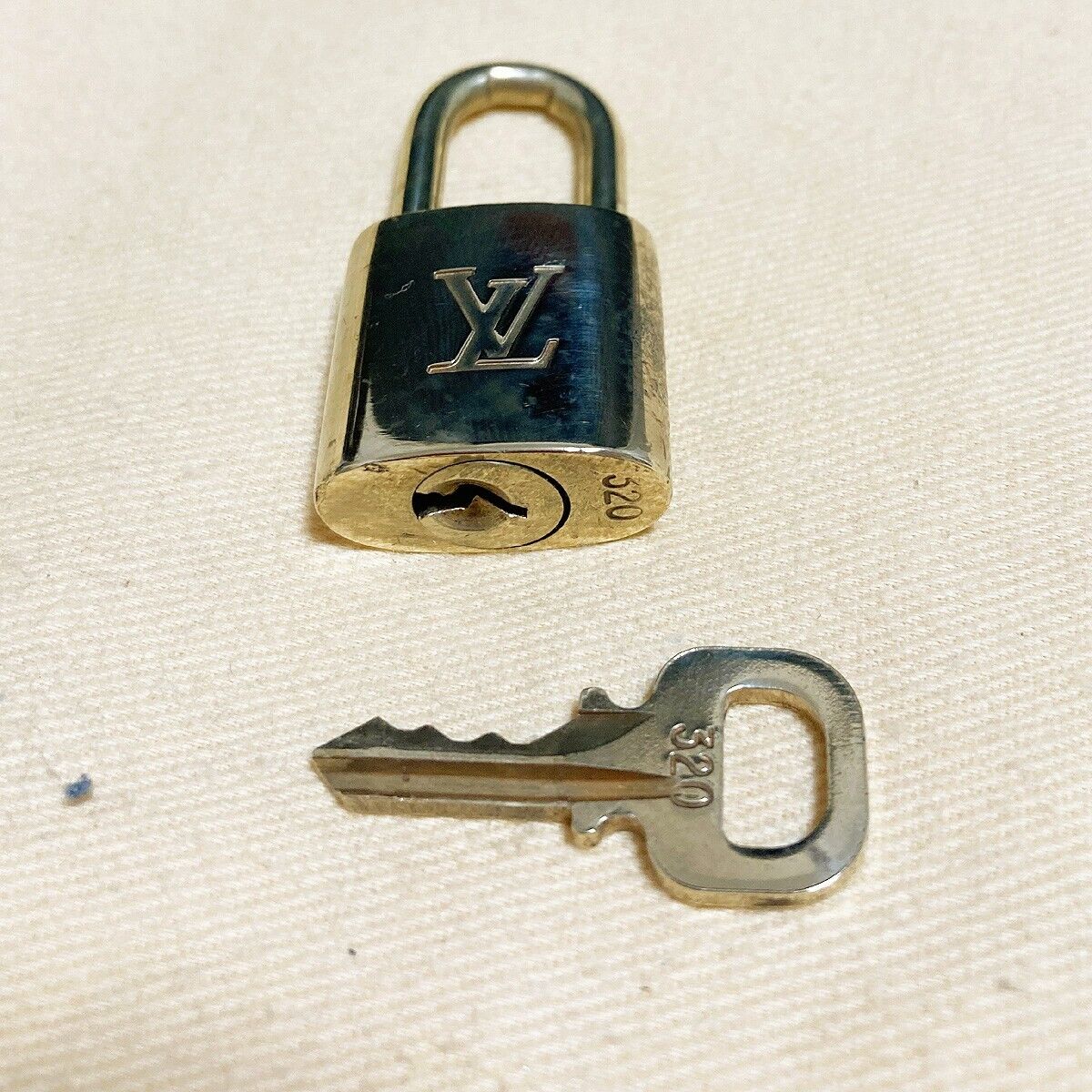 LOUIS VUITTON LV 10 SET PADLOCK KEY BAG CHARM CADENA GOLD PLATED FRANCE YB183