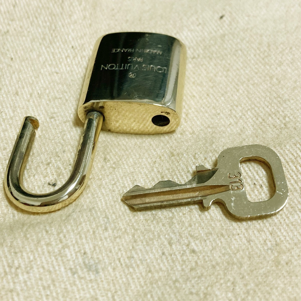 LOUIS VUITTON LV 10 SET PADLOCK KEY CHARM CADENA GOLD-PLATED FRANCE 62PDA214