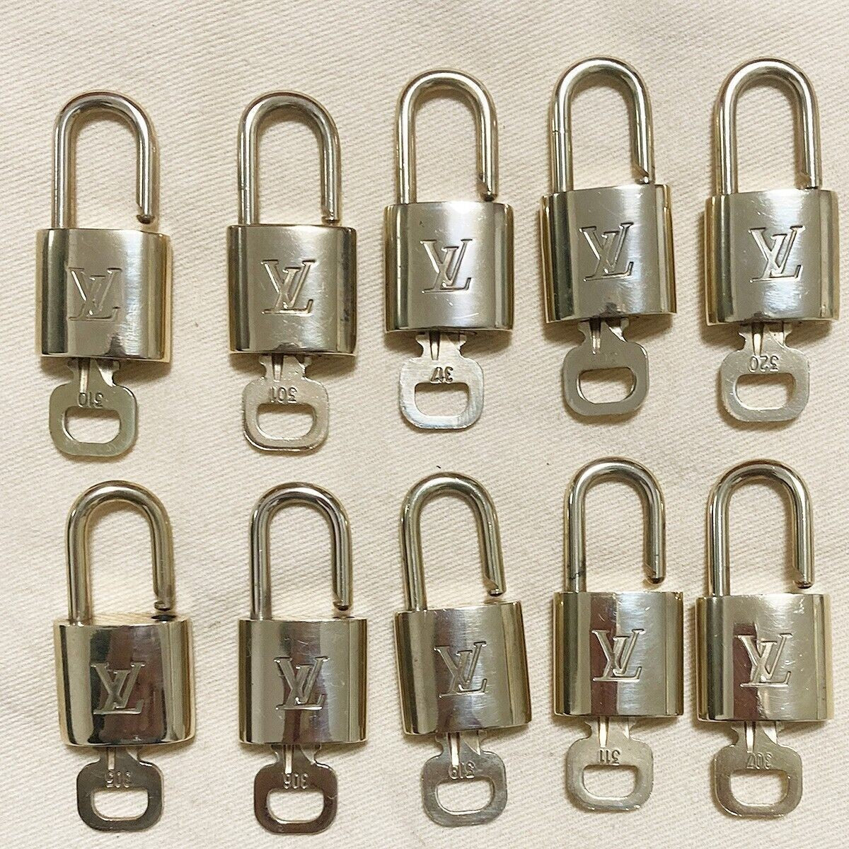 LOUIS VUITTON LV 10 SET PADLOCK KEY BAG CHARM CADENA GOLD PLATED FRANCE 35PDA016