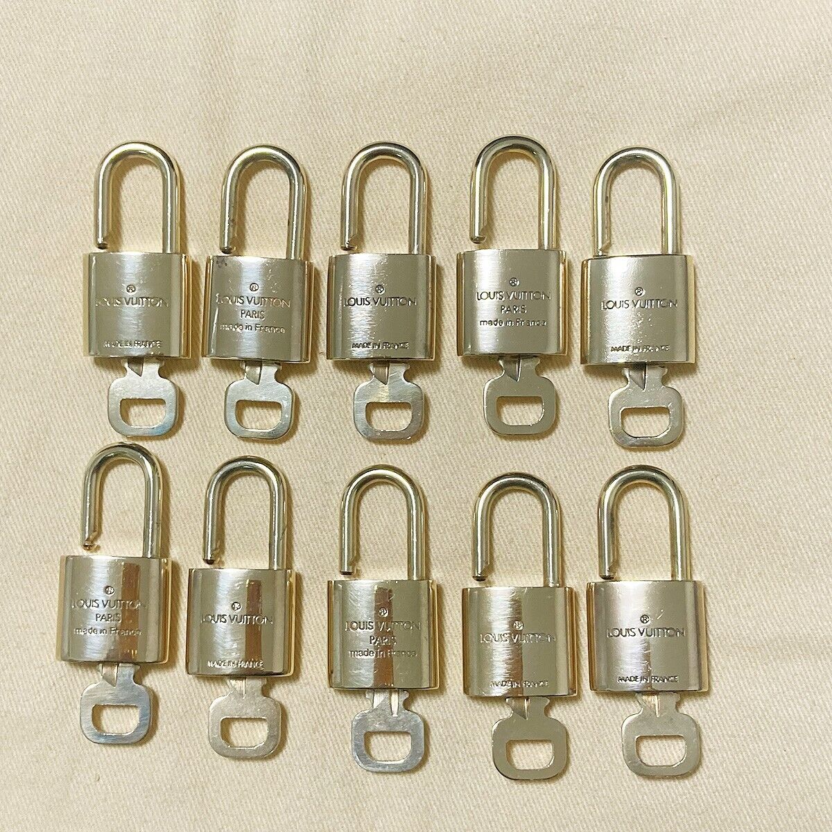 LOUIS VUITTON LV 10 SET PADLOCK KEY BAG CHARM CADENA GOLD PLATED FRANCE 37PDA031