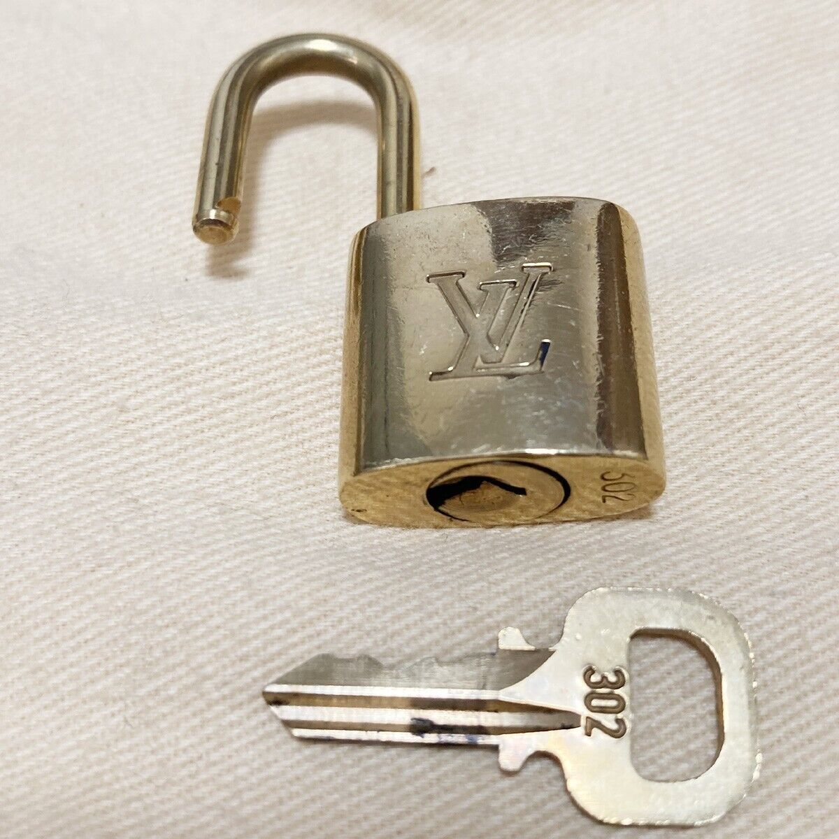 LOUIS VUITTON LV 10 SET PADLOCK KEY BAG CHARM CADENA GOLD PLATED FRANCE 80YB048