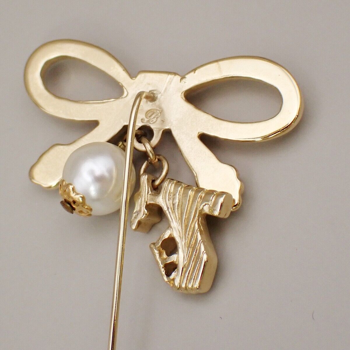 SALVATORE FERRAGAMO Logo Imitation Pearl Ribbon Pin Brooch Gold 03YG040