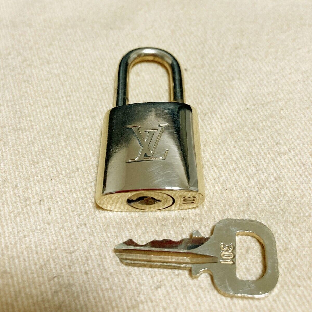 LOUIS VUITTON LV 10 SET PADLOCK KEY BAG CHARM CADENA GOLD PLATED FRANCE 37PDA076
