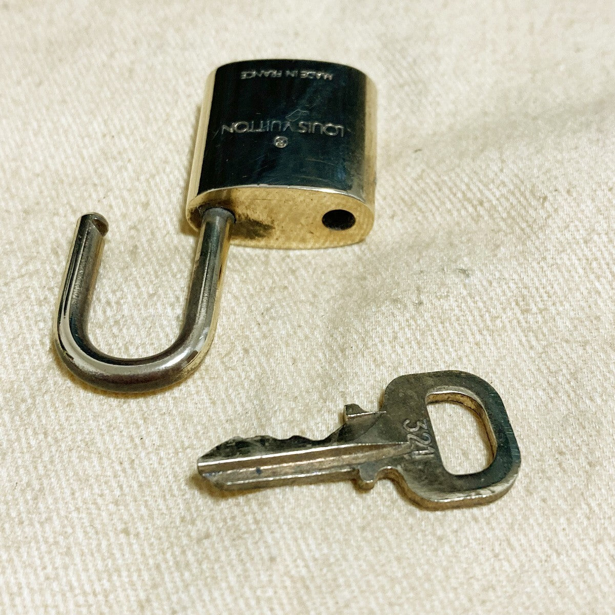 LOUIS VUITTON LV 10 SET PADLOCK KEY CHARM CADENA GOLD-PLATED FRANCE 31PDA232