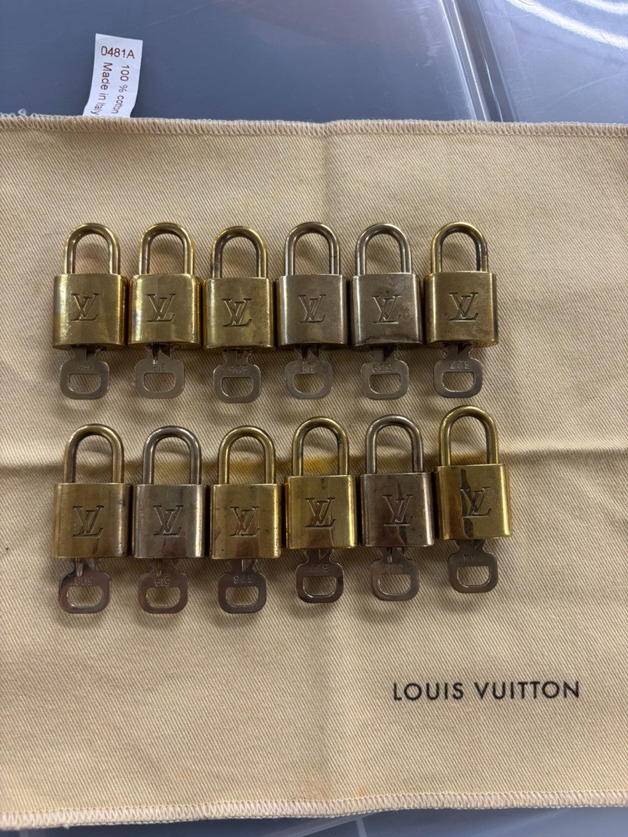 LOUIS VUITTON LV 12 SET PADLOCK KEY CHARM CADENA GOLD-PLATED FRANCE 37PDA292