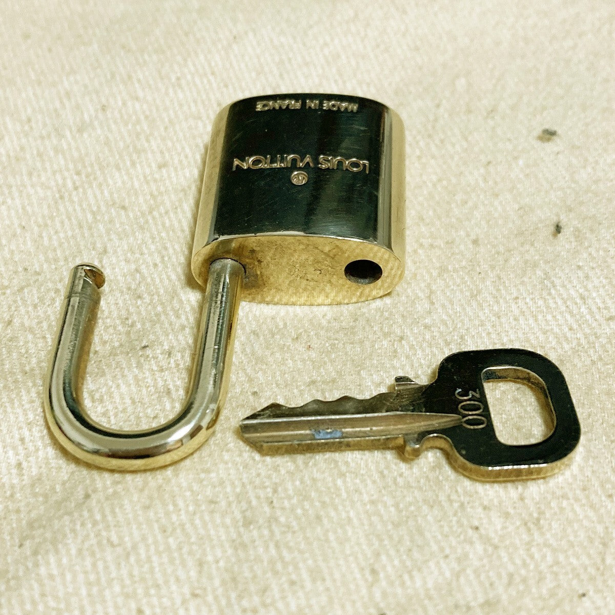 LOUIS VUITTON LV 10 SET PADLOCK KEY CHARM CADENA GOLD-PLATED FRANCE 62PDA223