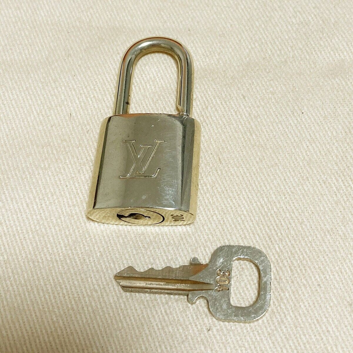 LOUIS VUITTON LV 10 SET PADLOCK KEY BAG CHARM CADENA GOLD PLATED FRANCE 35PDA011
