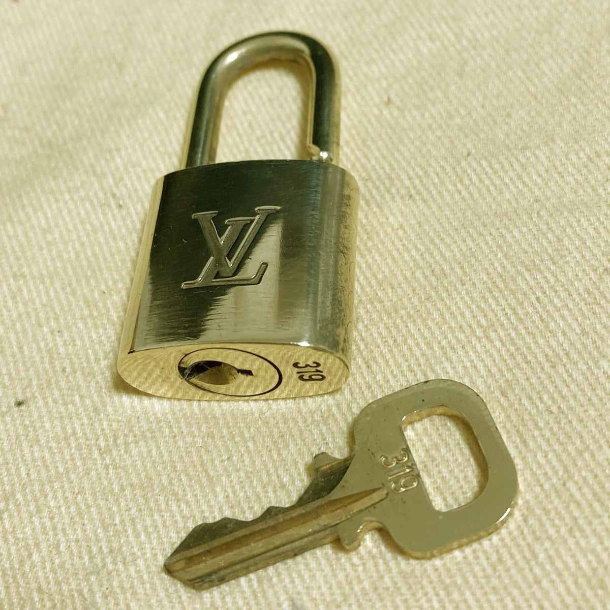 LOUIS VUITTON LV 10 SET PADLOCK KEY CHARM CADENA GOLD-PLATED FRANCE 37PDA292