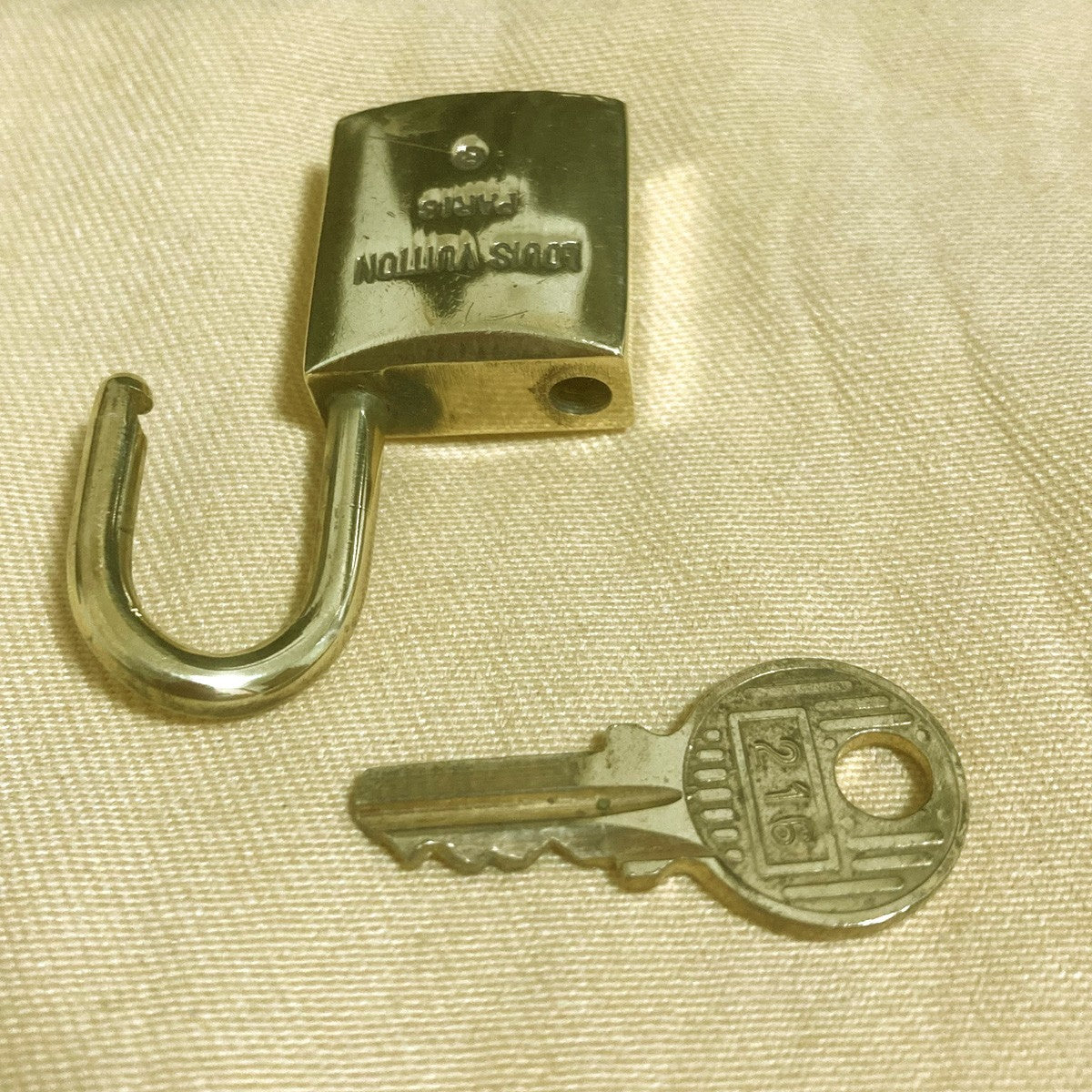 LOUIS VUITTON LV 19 SET PADLOCK KEY CHARM CADENA GOLD-PLATED FRANCE 69PDA319